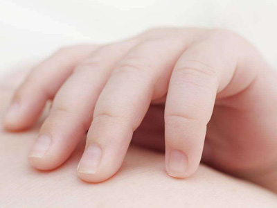 指甲出现这黑点要担心 小心演变癌症