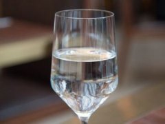 大爷喝酒成绿巨人原来是患上了这种病