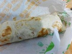 便利店内吃鸡肉卷顾客当场呕吐？