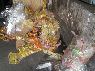 记者暗访加工厂还原一包辣条制作真相