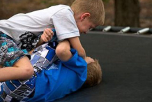 父母该如何正确应对孩子的暴力行为？