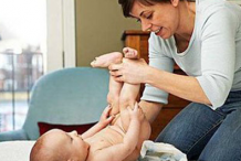 给婴儿正确使用尿布的方法