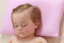 爸妈必知 新生儿该不该用枕头