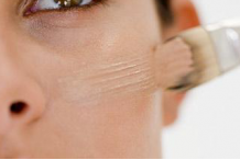 为何用有点偏黄色的粉底呢?