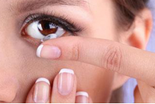 爱美的女孩戴隐形眼镜的危害有很多