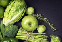 不同年龄段的人应该偏重吃何类食物？？